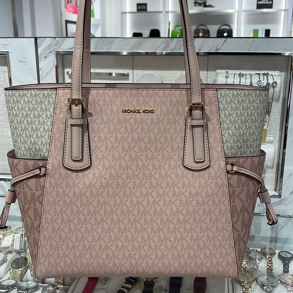 Michael Kors Voyager Large Color-Block Signature Logo Tote Bag
Powder Blush Mult - Picture 8 of 16